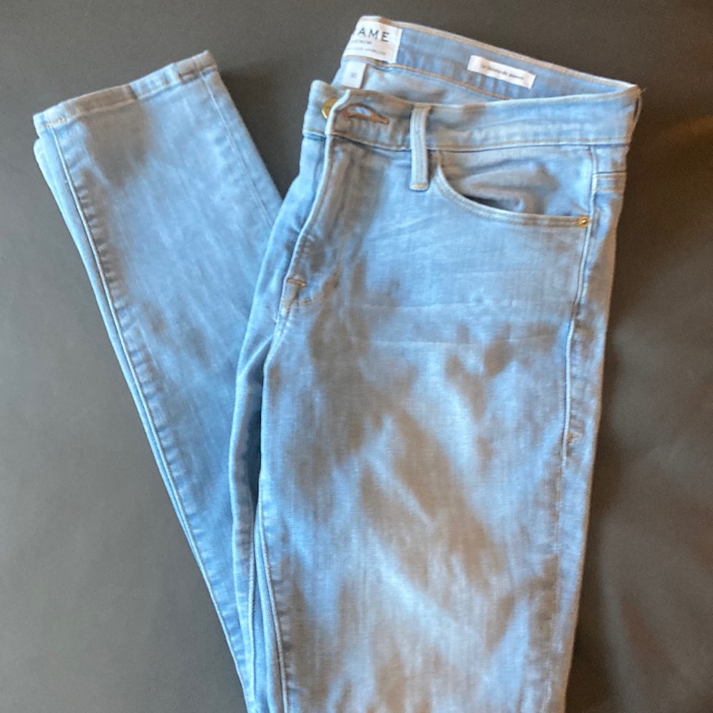 Frame skinny light colored jeans.